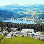호텔 Schwarzwald Wellnesshotel Saigerhoeh I Golf & Wandern Ueber Dem Titisee 4*