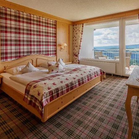 Saigerhoeh Wellness Golf Wandern Ueber Dem Titisee
