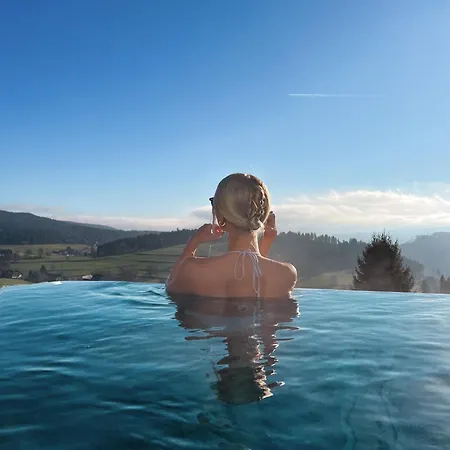 호텔 Schwarzwald Wellnesshotel Saigerhoeh I Golf & Wandern Ueber Dem Titisee 4*